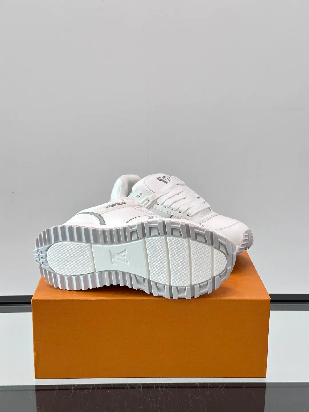 Men's Men's Shoes 💰p480 "＊OUIS ＊UITTO＊" sneakers debuted in the 2025 early autumn series, continuing the iconic design of Run Away sneakers in a large version. The smooth calfskin upper features contrasting LV lettering and Vuitton logos, while a lightweight rubber wedge outsole evokes running shoe construction. High level of comfort. Looks good, wears well and matches well. Worth buying🎶🎶🎶 size: 38-44 (45 customized)